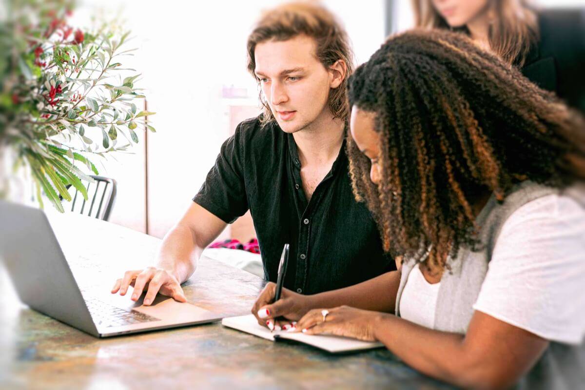 Đánh giá thấp sức mạnh của marketing truyền miệng.